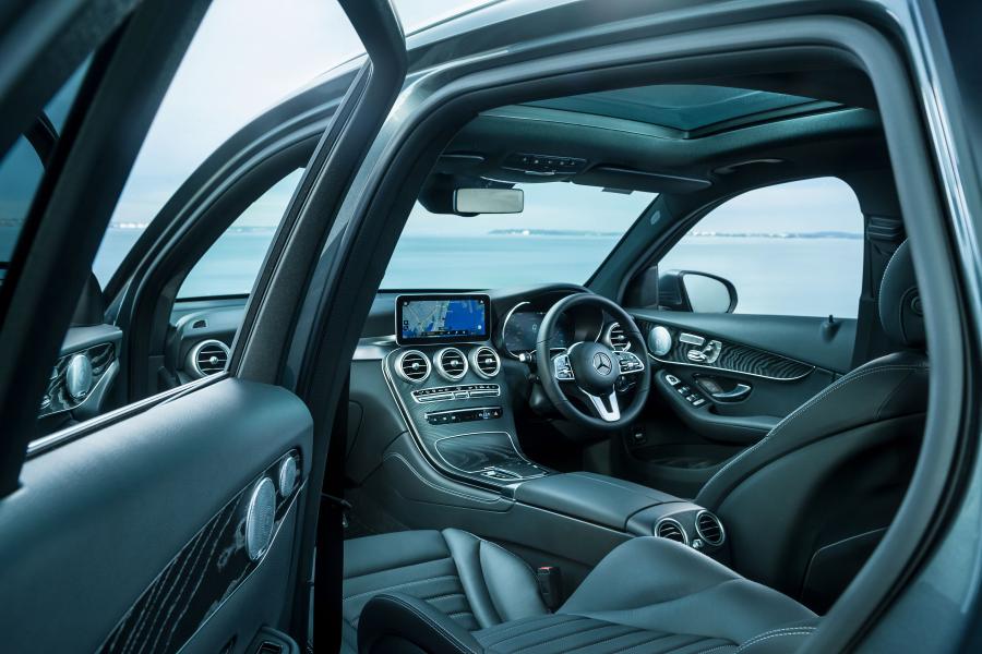 Интерьер Mercedes-Benz GLC300 e 4Matic (X253) 2020 года  (AU) (фото 32 из 40)